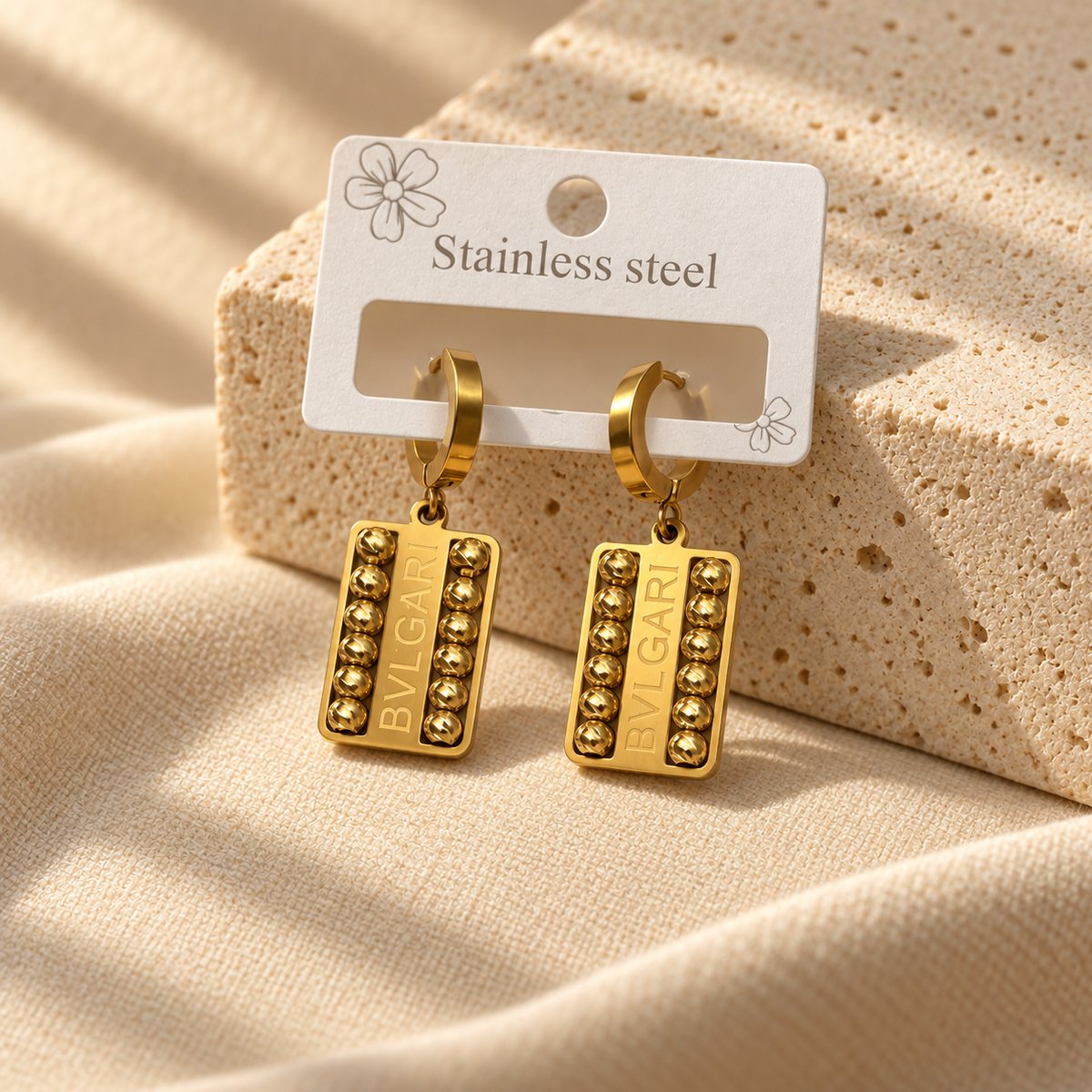 Astreviia ICON Gold – Taş Detaylı Dikdörtgen Sallantılı Çelik Küpe