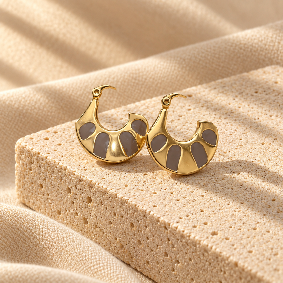 Astreviia AURA Gold – Mocha Detaylı Statement Çelik Küpe