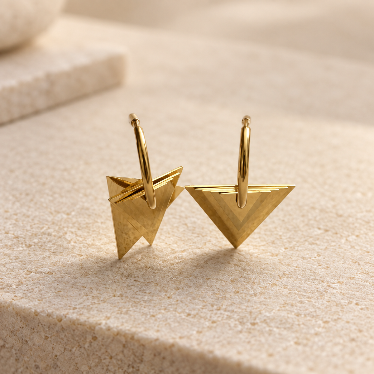 Geo Triangle Gold Sallantılı Küpe