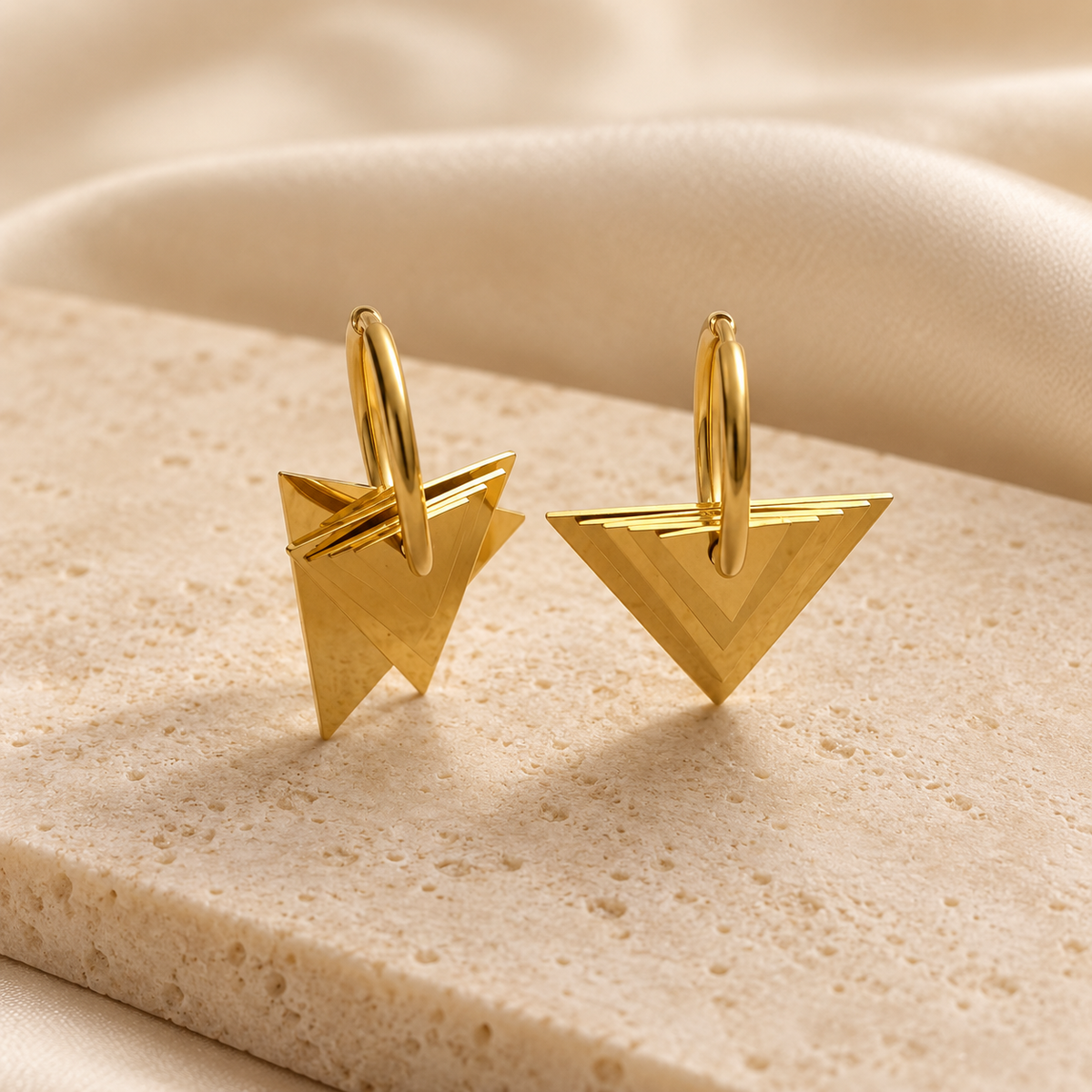 Geo Triangle Gold Sallantılı Küpe