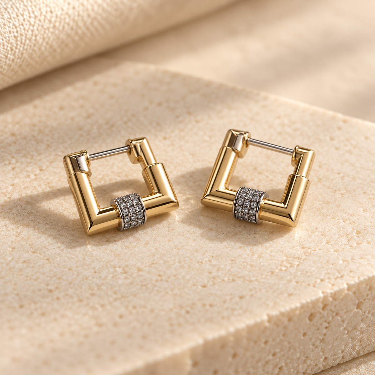 Luxe Lock Gold Taşlı Kare Küpe