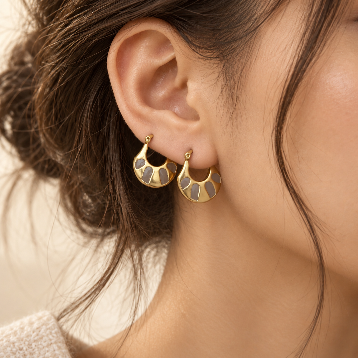 Astreviia AURA Gold – Mocha Detaylı Statement Çelik Küpe