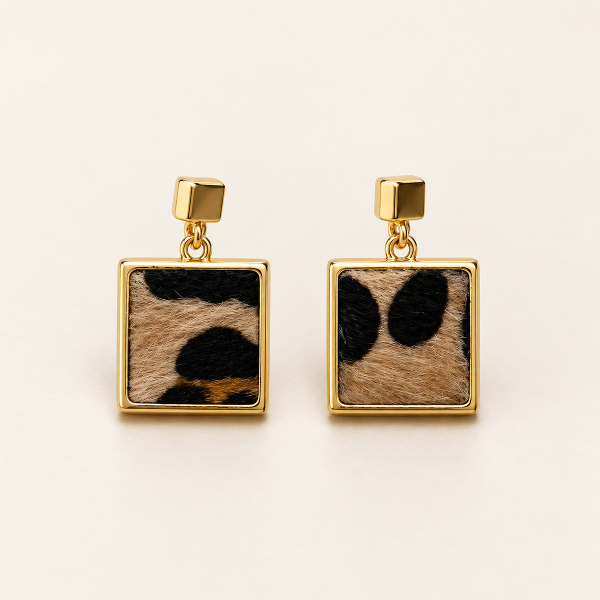 Astreviia WILD SQUARE Gold – Leopar Desenli Kare Sallantılı Küpe