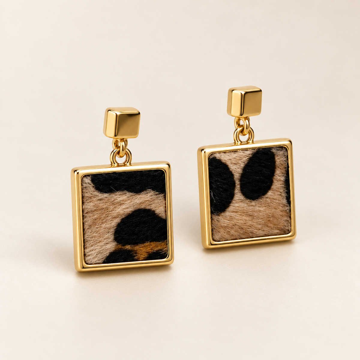 Astreviia WILD SQUARE Gold – Leopar Desenli Kare Sallantılı Küpe